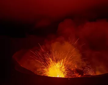 Volcan Tan VANUATU Flammes Lave